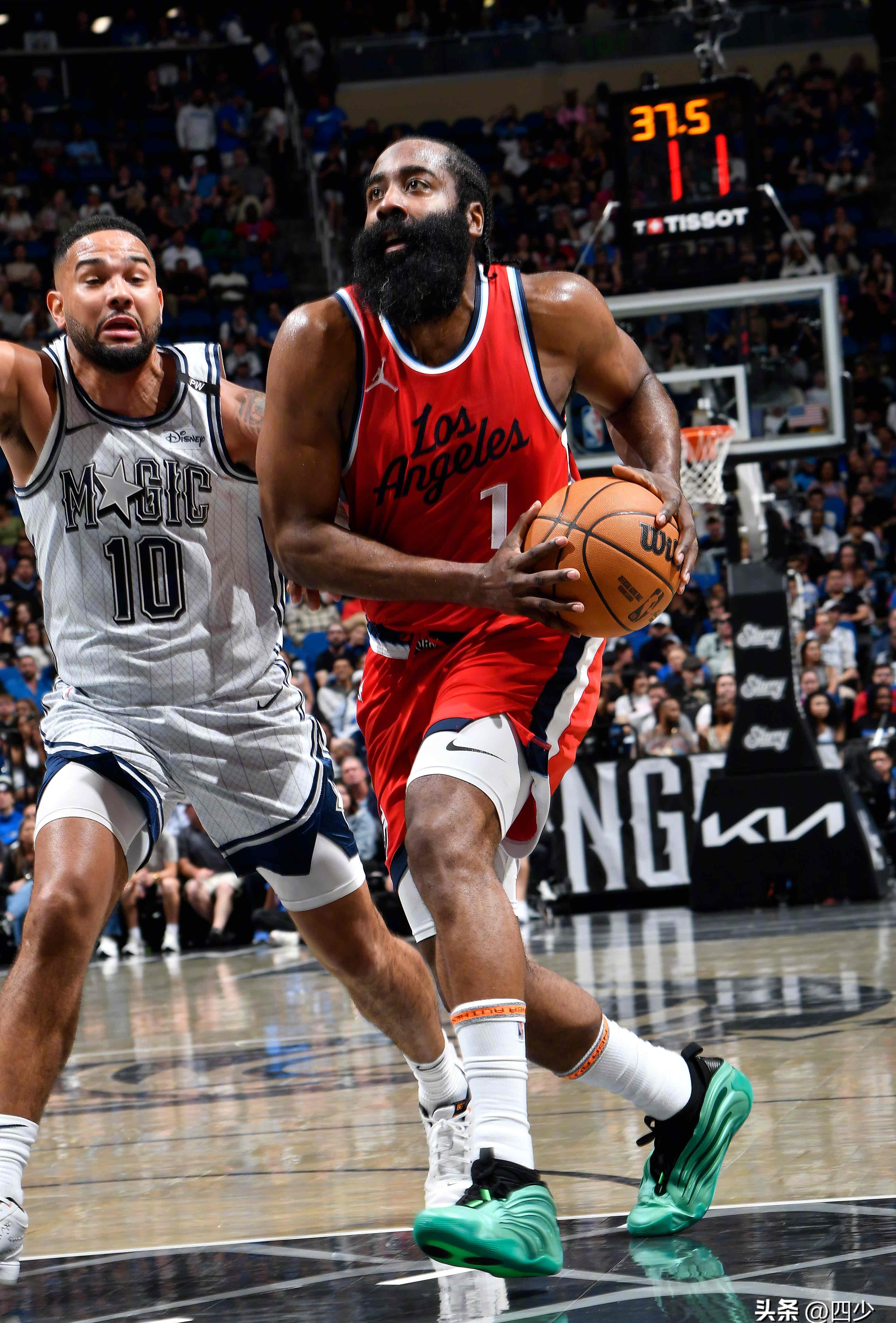 今夜社区盾焦点战,洛杉矶快船止住颓势,赛场秩序良好,球队文化再被提及的简单介绍雷竞技官网