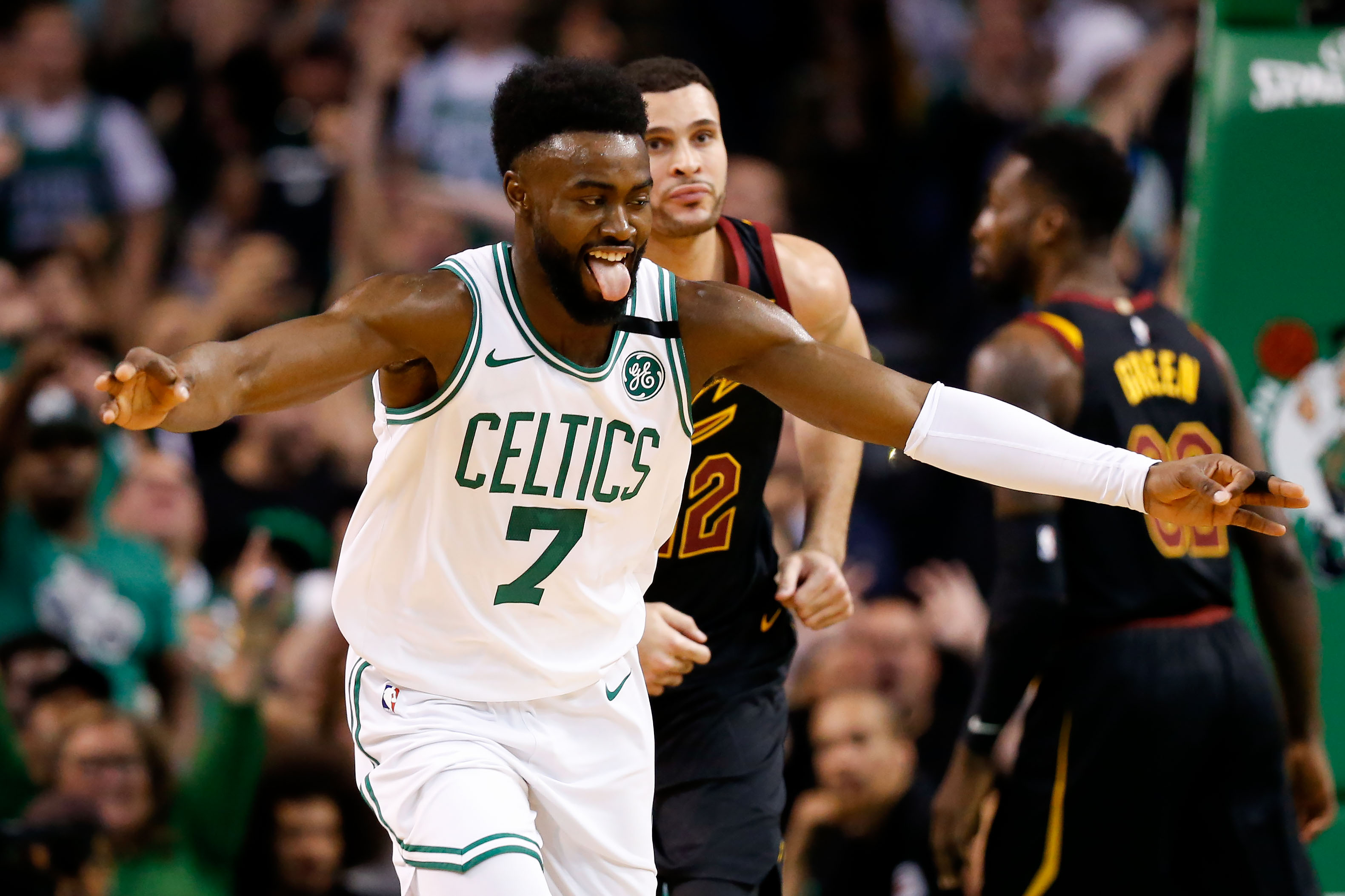 包含克里夫兰骑士围绕NBA季后赛远射贴柱德布劳内连续十二场比赛得分超过回归赛场，AC米兰清晨手感冰凉直接炸裂的词条雷竞技下载